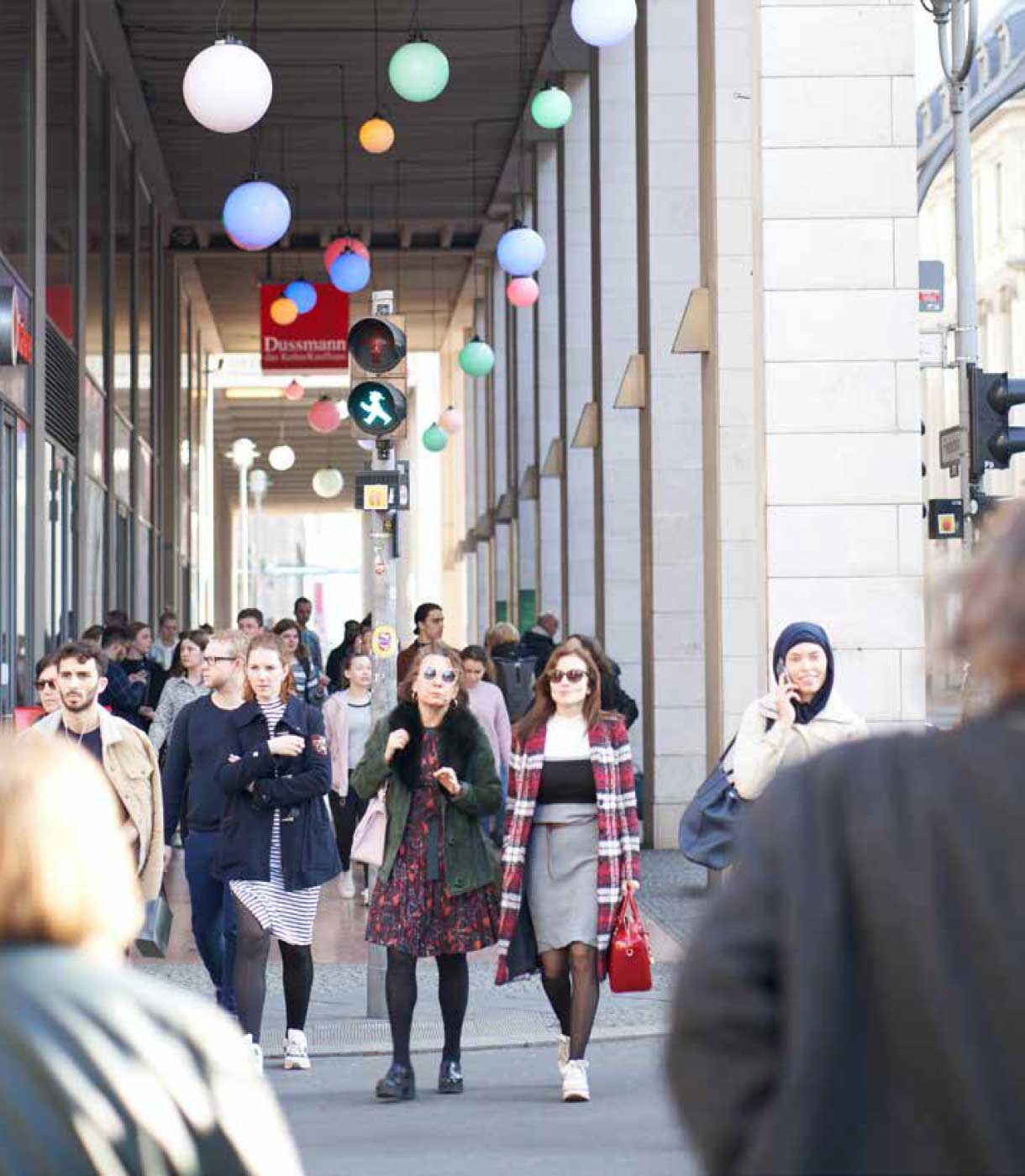 Belebte Fußgängerzone in Berlin