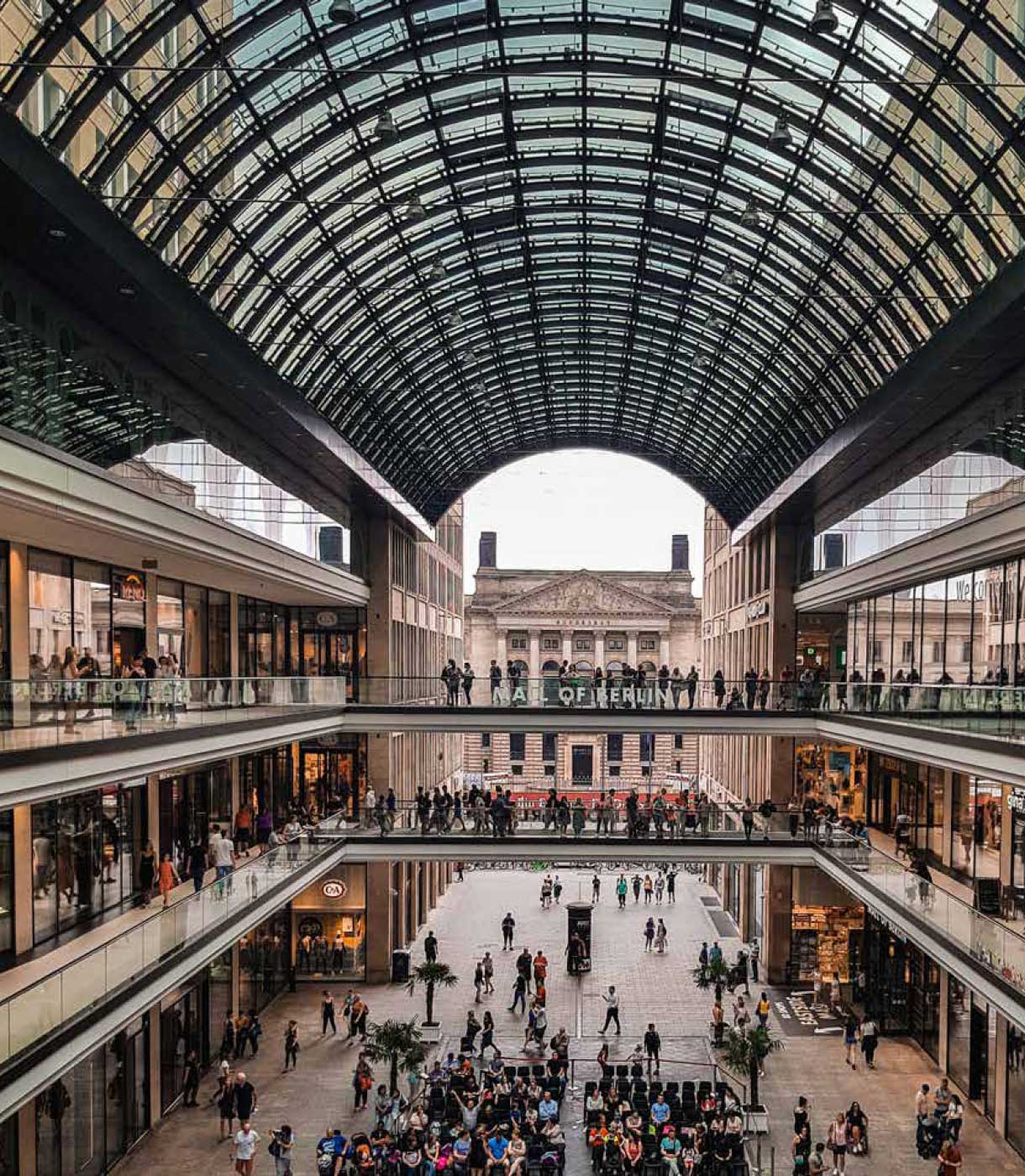 Ein gut besuchtes Kaufhauszentrum in Berlin