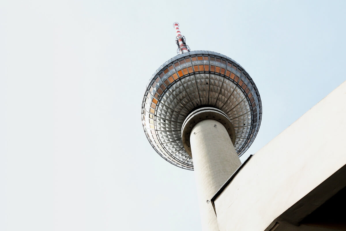 Der Berliner Fernsehturm von unten aus fotografiert